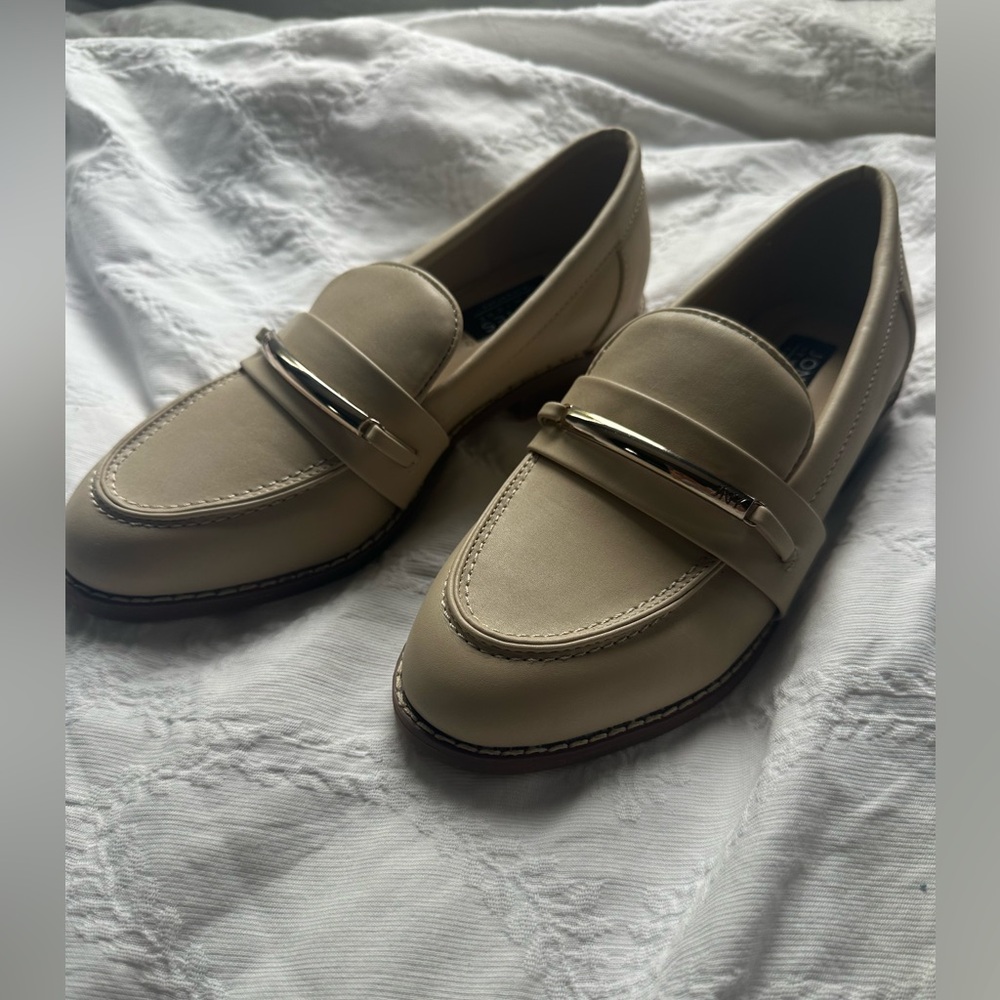 Jones New York Elegant Cream Loafers Womens size 7